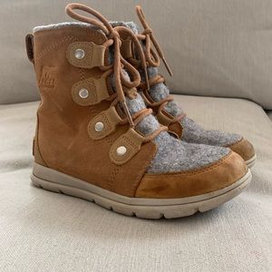 Woman’s SOREL explorer winter boots